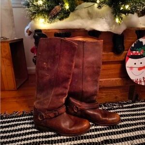 Woman’s FRYE riding boots. Worn rustic look.